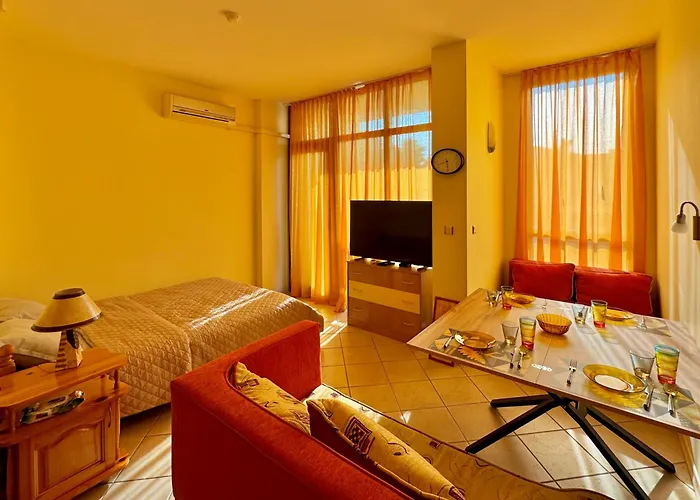 Prime Location Midia Апартамент